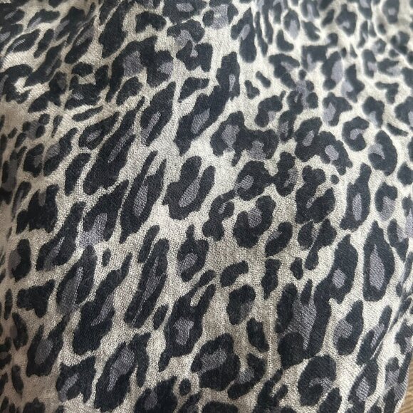 Lightweight leopard scarf - Picture 2 of 4
